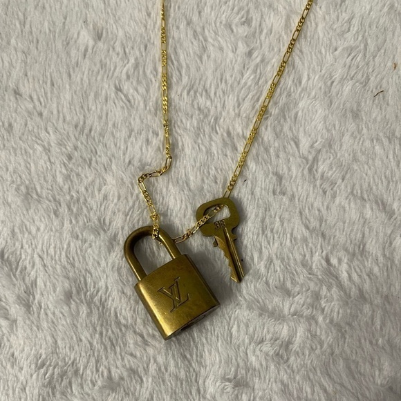 Authentic Louis Vuitton lock on 18kgp chain - Picture 1 of 5